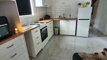 Frigorifero, microonde, forno, bollitore elettrico