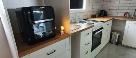 Kylskåp, mikrovågsugn, ugn och vattenkokare