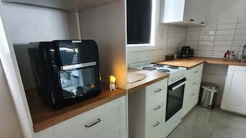Refrigerador, microondas, horno y tetera eléctrica