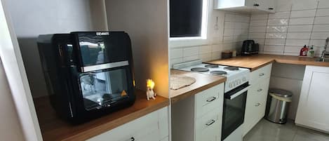 Refrigerador, microondas, horno y tetera eléctrica