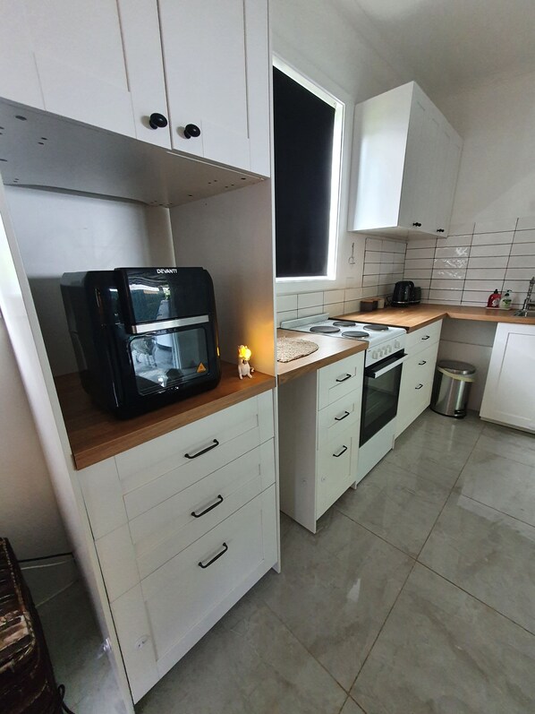 Kühlschrank, Mikrowelle, Ofen, Wasserkocher