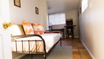 2 habitaciones, escritorio, tabla de planchar con plancha y wifi gratis
