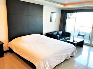 1 bedroom, bed sheets - Large Studio with Balcony - TW Platinum Suites, Jomtien (Muang Pattaya)