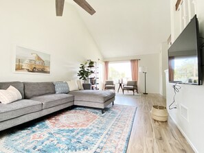 TV connectée, cheminée, jeux vidéo, baby-foot