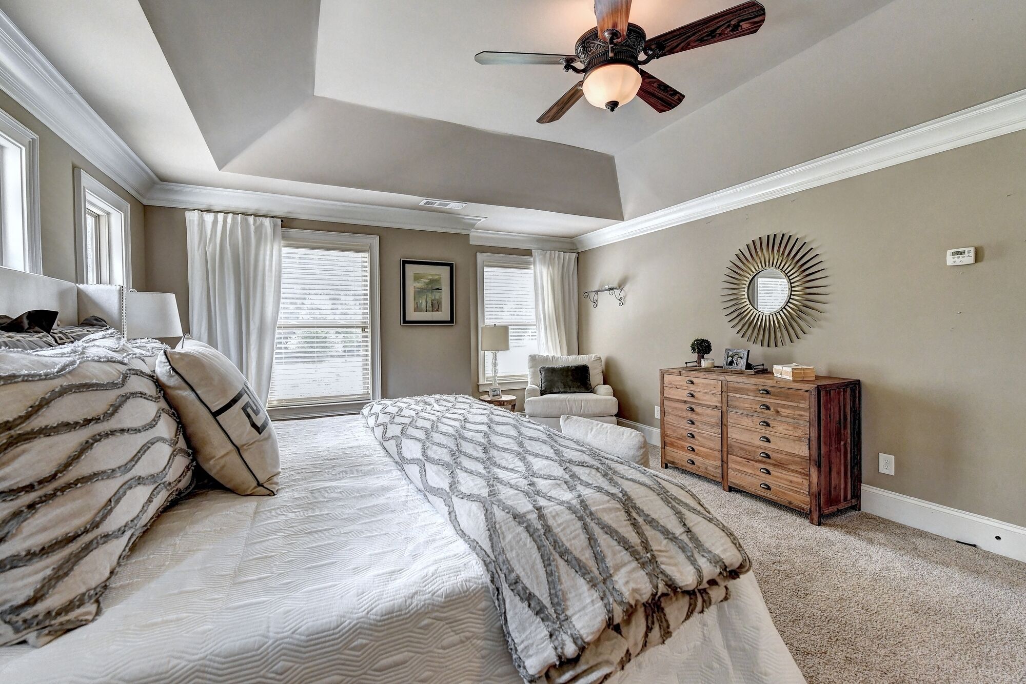 8 多间卧室、免费 WiFi、床单