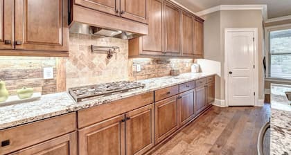 8-bedroom Luxury Home, 4.8 Acre w/ Pool, Minutes to Suwanee downtown and Lake