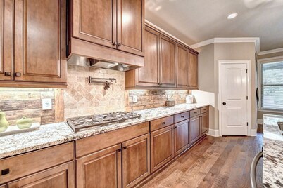 8-bedroom Luxury Home, 4.8 Acre w/ Pool, Minutes to Suwanee downtown and Lake