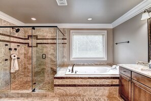 Combined shower/tub, jetted tub, towels