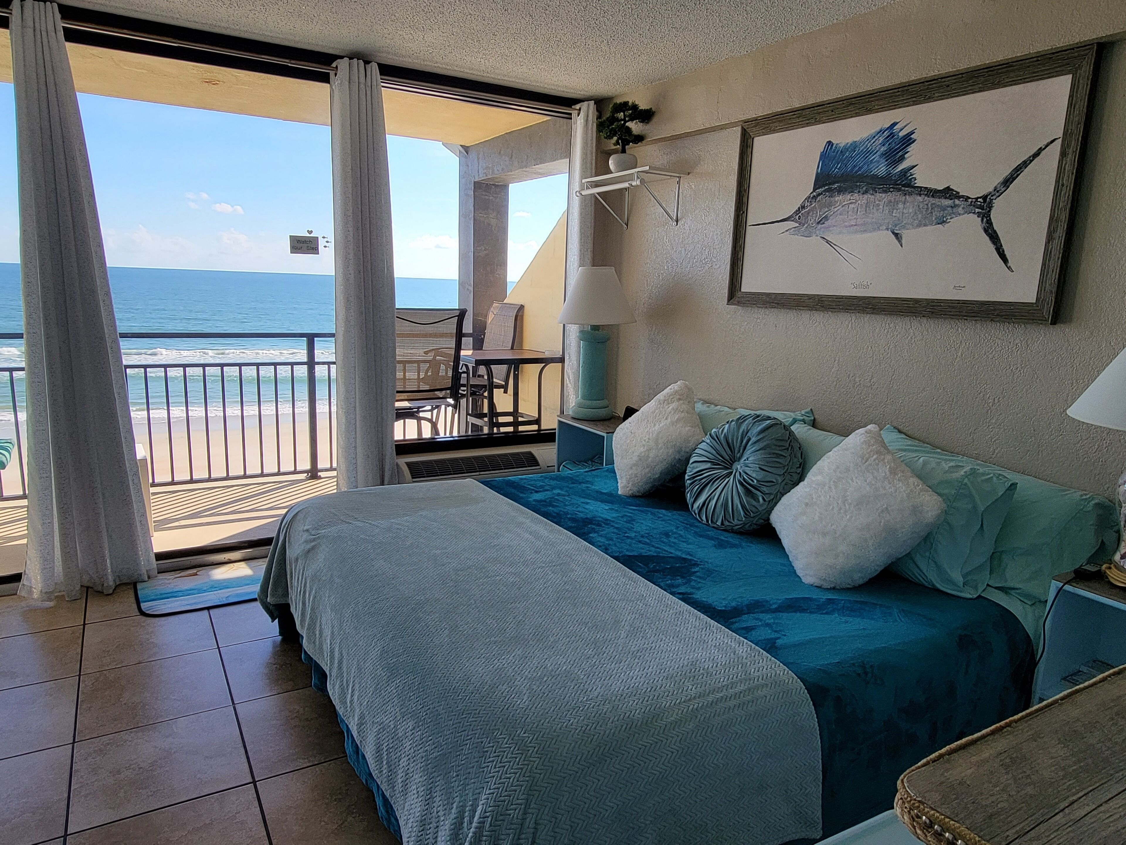 Plush Top Floor, Ocean Front, King Bed, Full Kitchen Studio Condo
