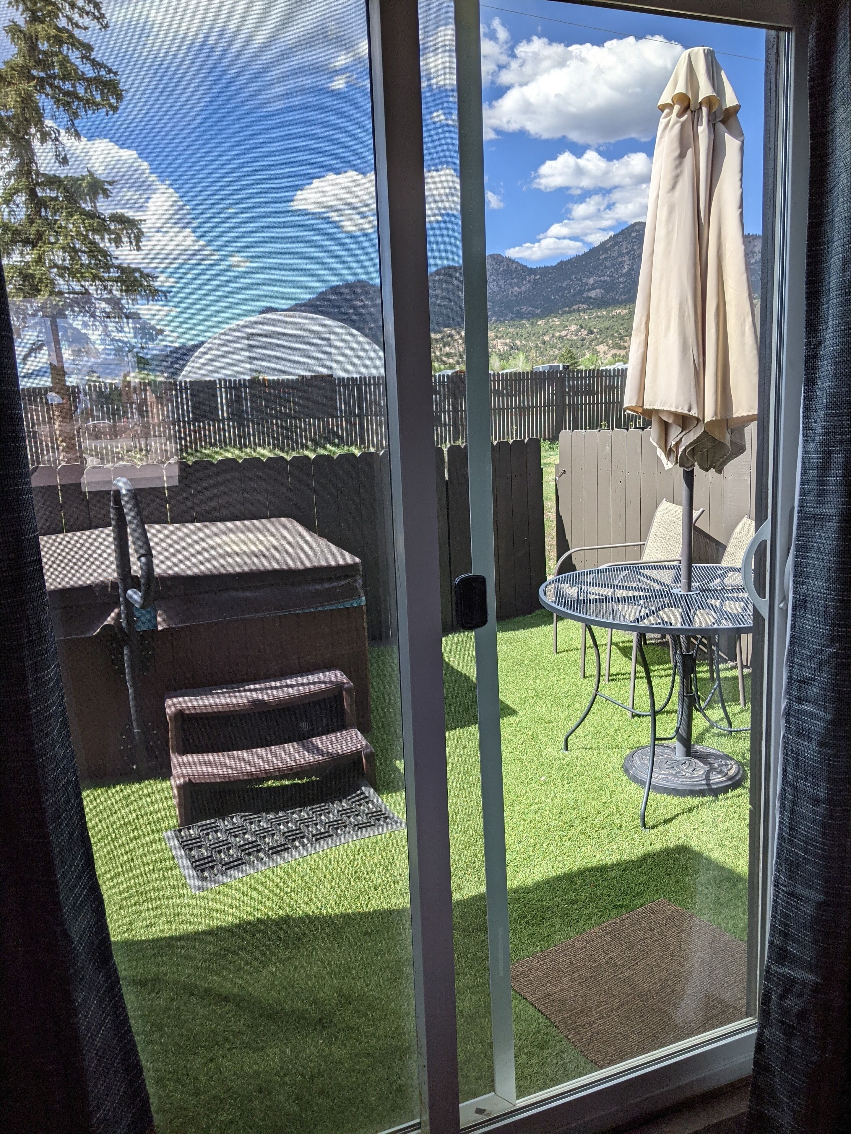 尊榮單人房, 1 張特大雙人床, 山景 | 露台/庭院