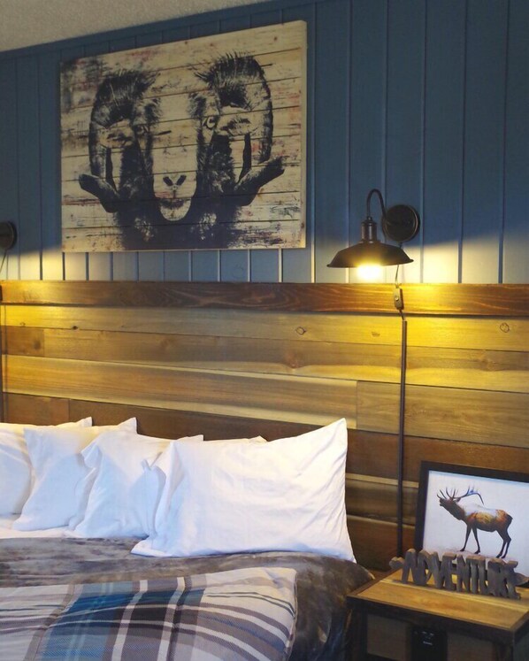 Decoración personalizada, escritorio y espacio para trabajar con laptop 