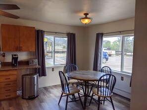Appartement | Cuisine privée | Mini-réfrigérateur, four à micro-ondes, cafetière-théière, congélateur