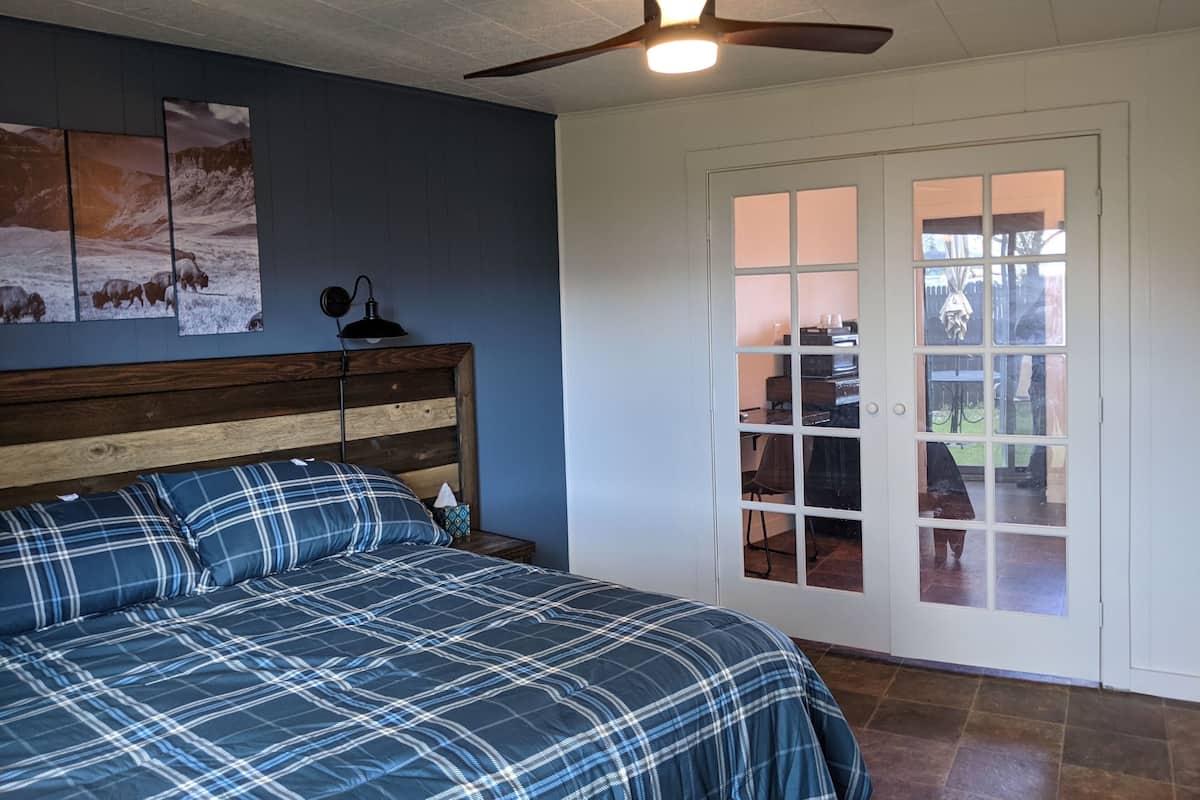 Deluxe Single Room, 1 King Bed, Mountain View | Individually decorated, desk, laptop workspace, rollaway beds