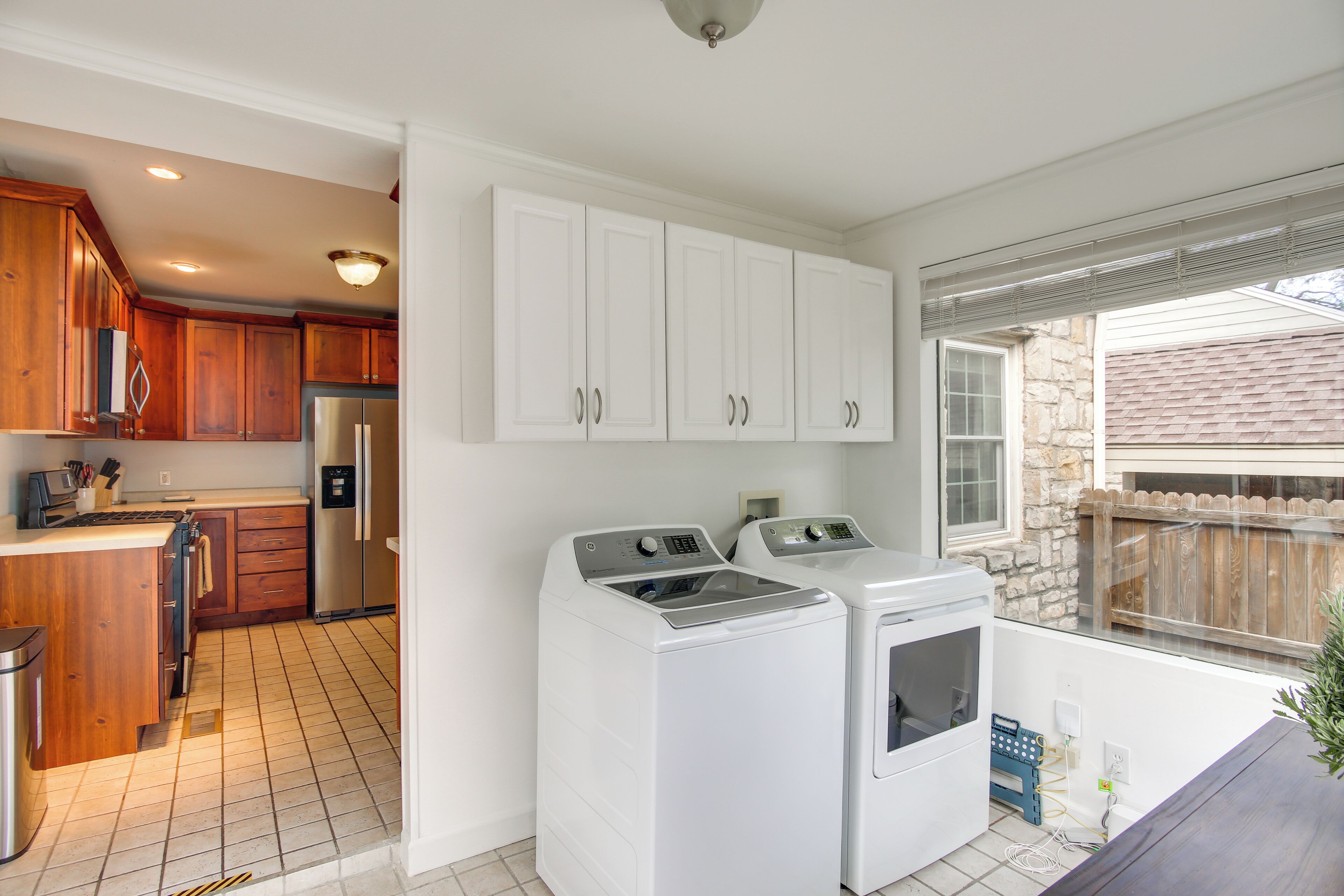 Coffee/tea maker, fridge, microwave, stovetop