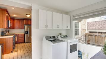 Coffee/tea maker, fridge, microwave, stovetop