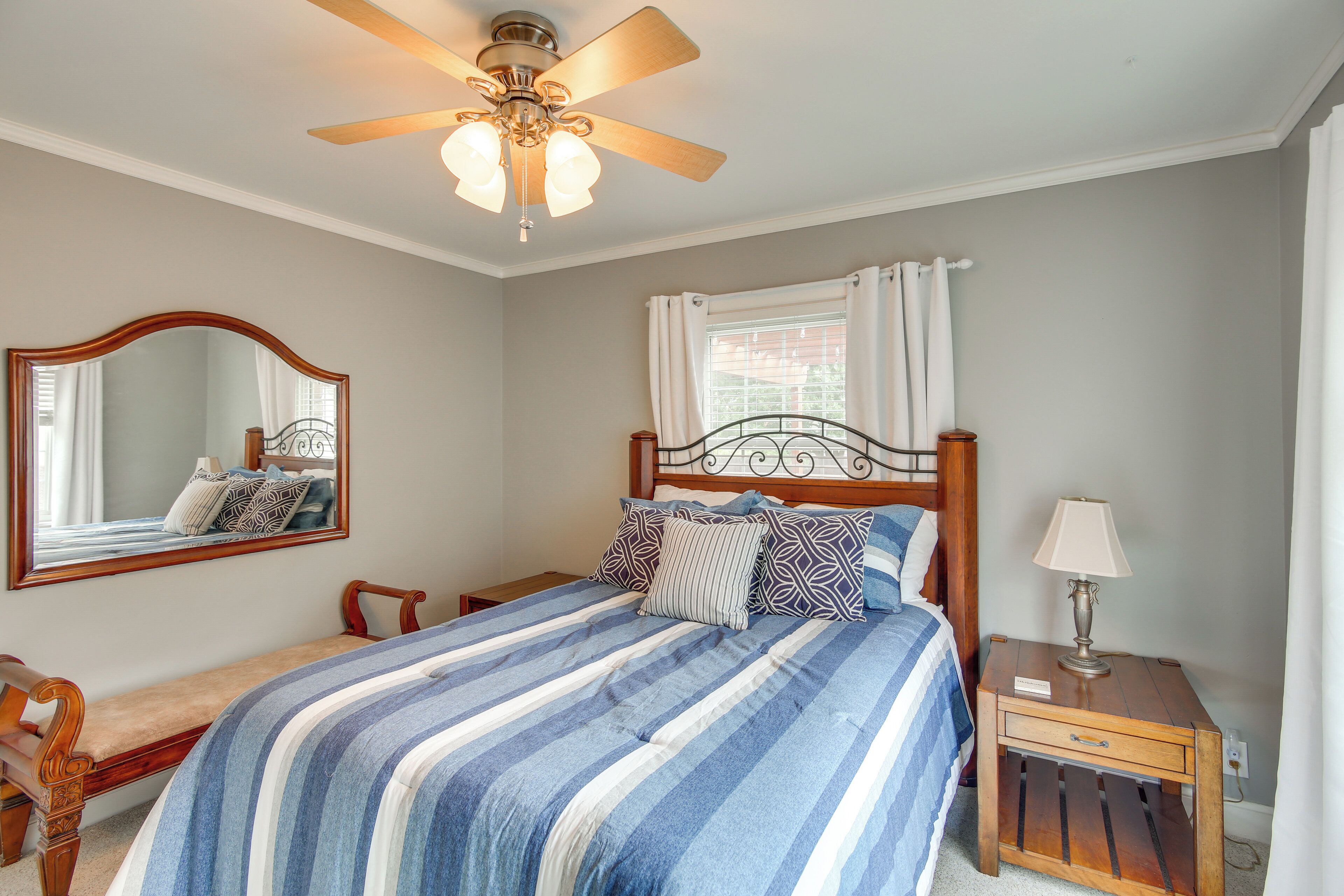 2 bedrooms, desk, iron/ironing board, internet
