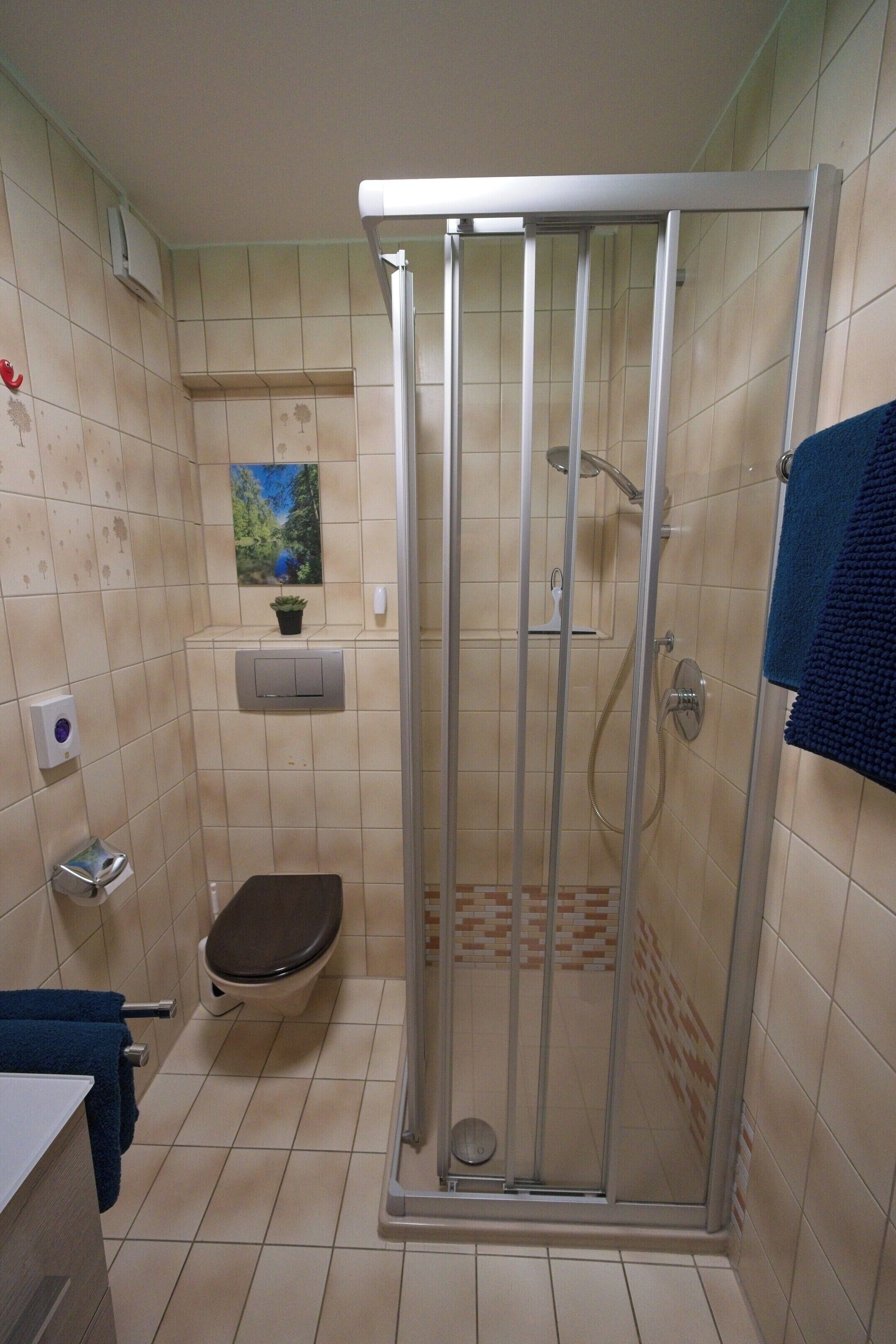 Dusche, Haartrockner, Hausschuhe, Handtücher