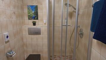 Dusche, Haartrockner, Hausschuhe, Handtücher