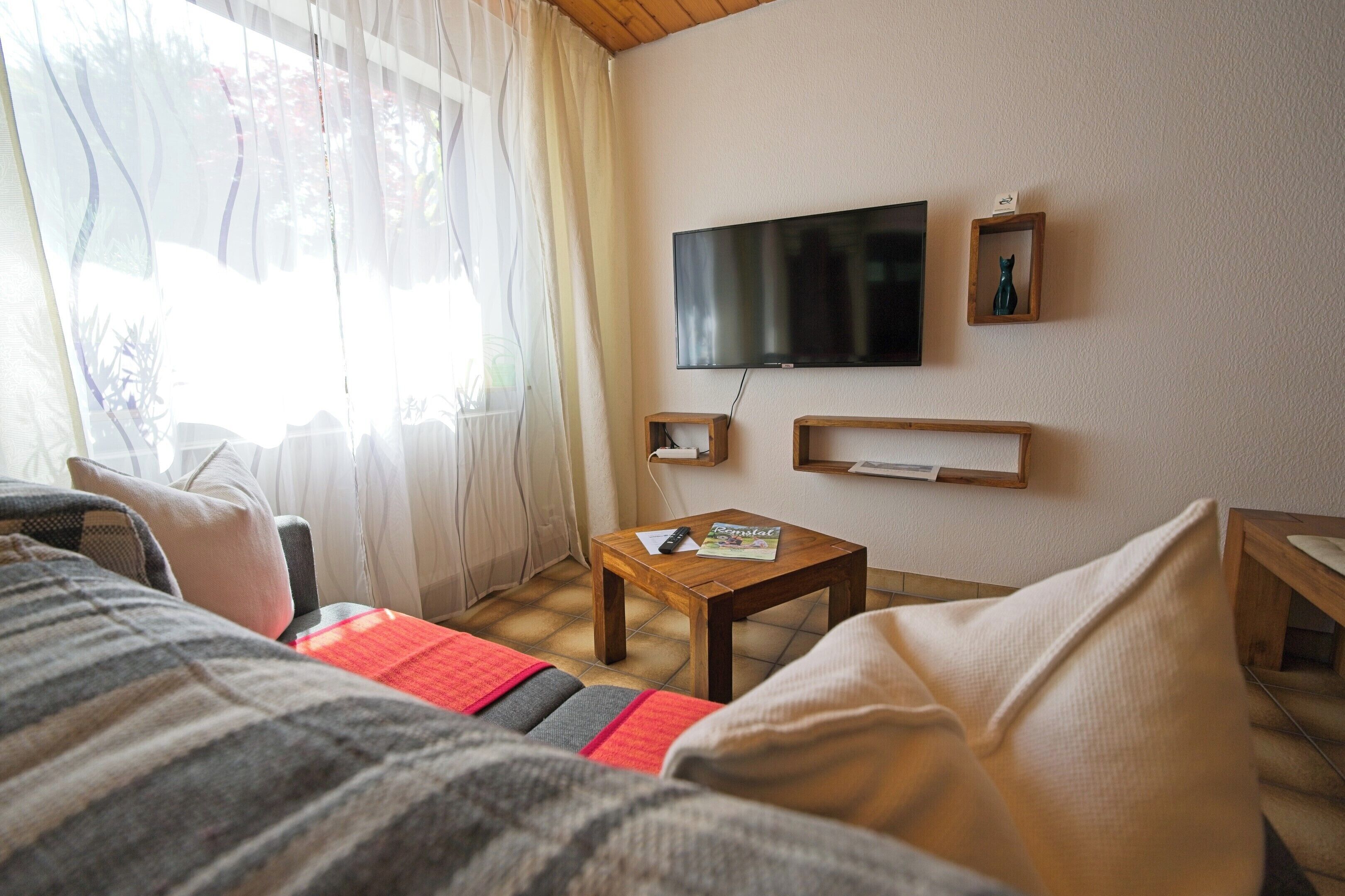 1 Schlafzimmer, Zimmersafe, Schreibtisch, Bügeleisen/Bügelbrett