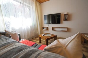 1 Schlafzimmer, Zimmersafe, Schreibtisch, Bügeleisen/Bügelbrett