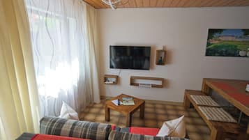 Smart-TV, DVD-Player, Bücher, Stereoanlage