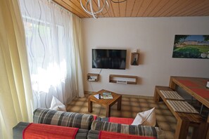 Smart-TV, DVD-Player, Bücher, Stereoanlage