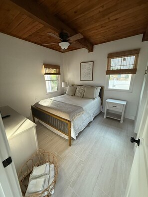 3 bedrooms, desk, iron/ironing board, WiFi - Close to it all! (St. Petersburg)