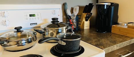 Køleskab, mikrobølgeovn, ovn, kogeplade