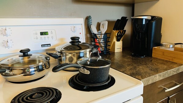 Kühlschrank, Mikrowelle, Ofen, Herdplatte