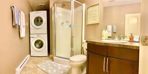 Regadera, toallas, jabón, papel de baño 