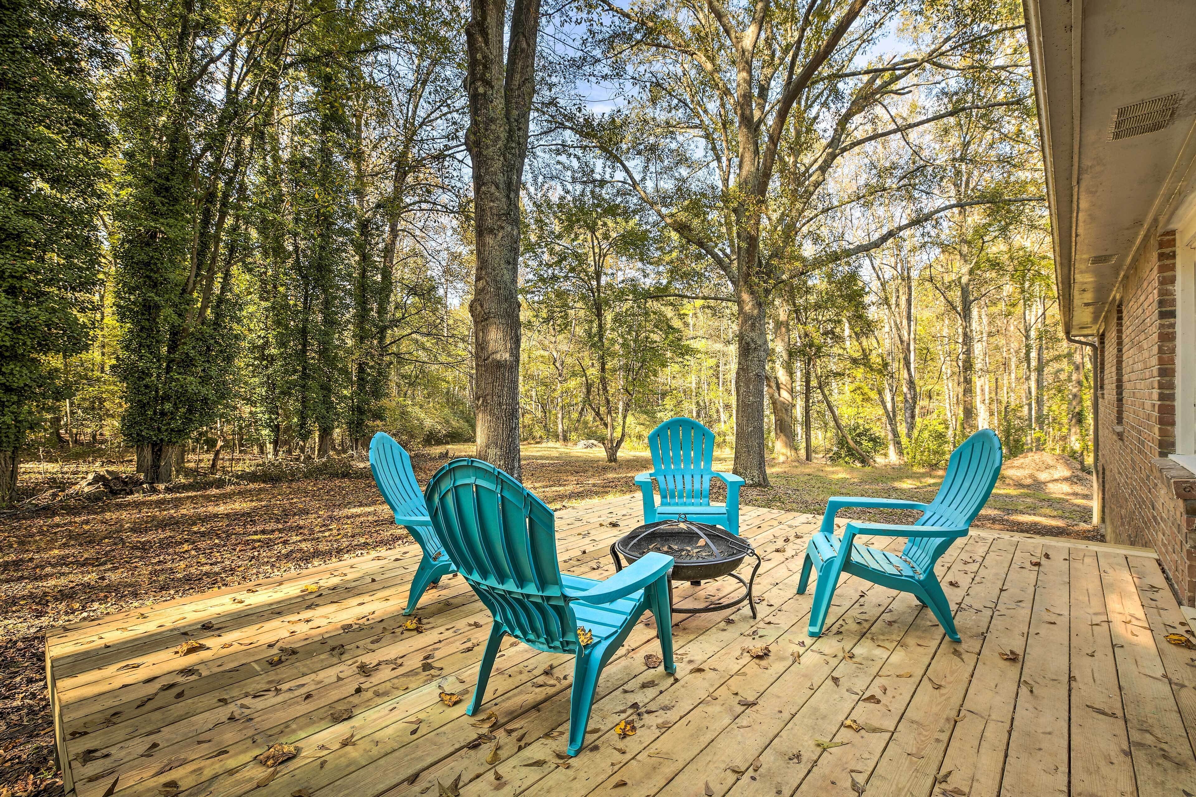 Acworth Retreat w/ Fireplace, Deck, 3 Acres!
