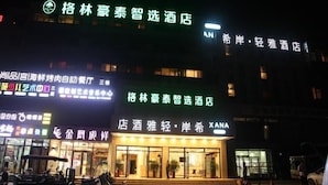 Un hôtel reconnaissable à son grand panneau vert indiquant qu’il s’agit d’un « hôtel intelligent ».