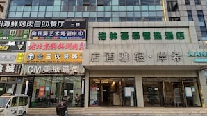 Un hôtel doté de plusieurs enseignes, dont une pour un centre de formation en gestion hôtelière et une autre pour un centre de gestion hôtelière.