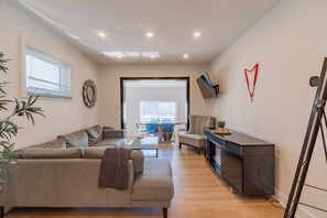 Televisión y chimenea 