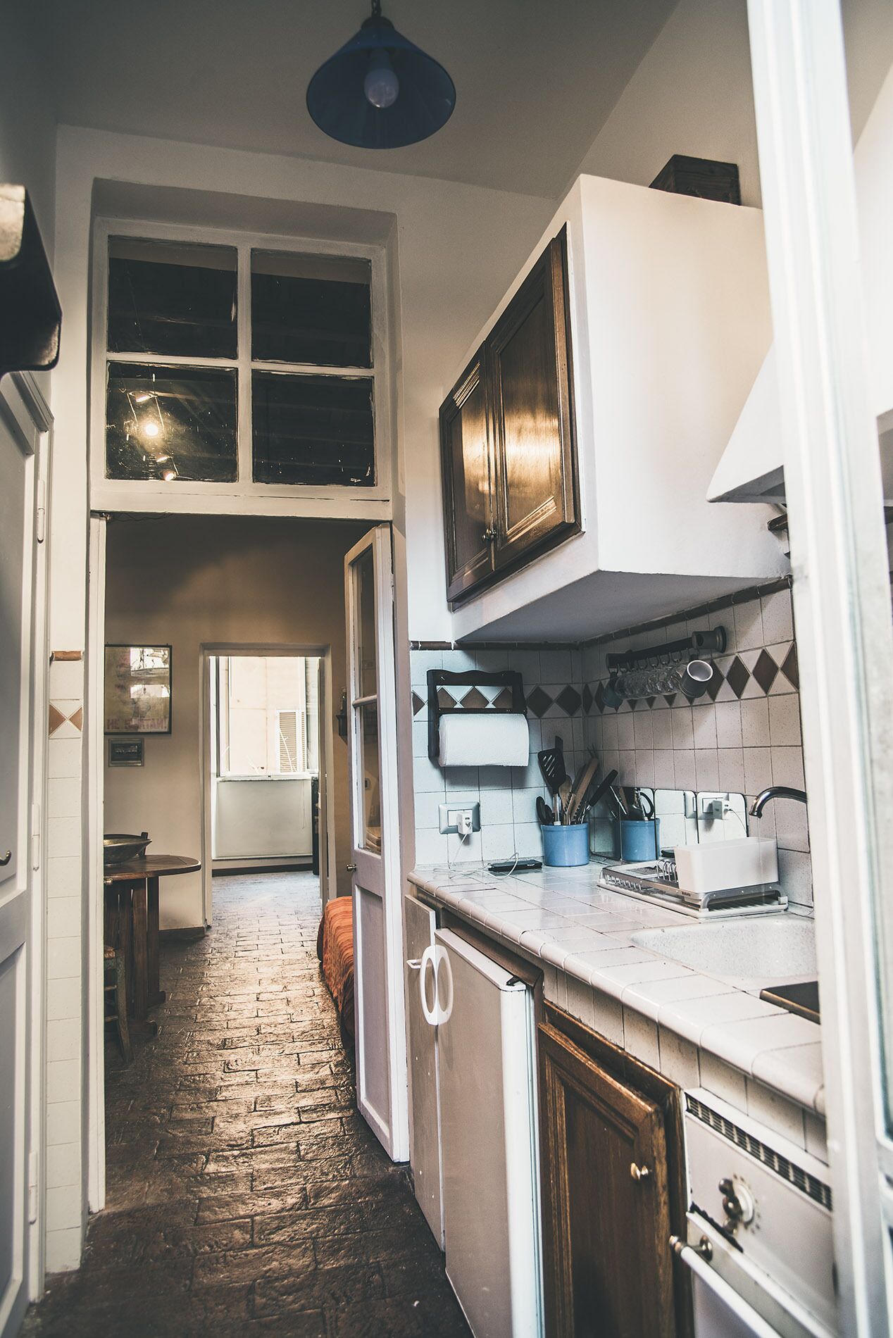 Kühlschrank, Ofen, Herdplatte, Wasserkocher mit Kaffee-/Teezubehör