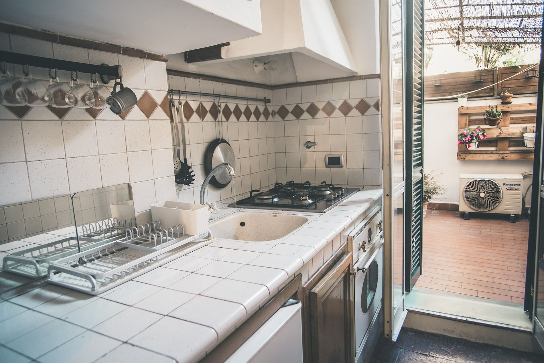 Fridge, oven, stovetop, coffee/tea maker