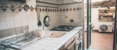 Fridge, oven, stovetop, coffee/tea maker