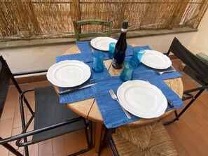 تناول الطعام بالخارج