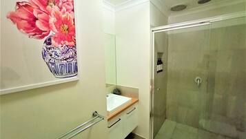Douche, sèche-cheveux, serviettes fournies, savon