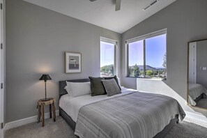 4 bedrooms, desk, iron/ironing board, travel cot - Spacious La Verkin Home: Near Zion Nat'l Park (La Verkin)
