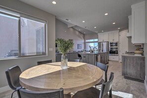 Dining - Spacious La Verkin Home: Near Zion Nat'l Park (La Verkin)