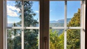 Un conjunt de portes dobles amb vista a un paisatge de muntanyes per les finestres.