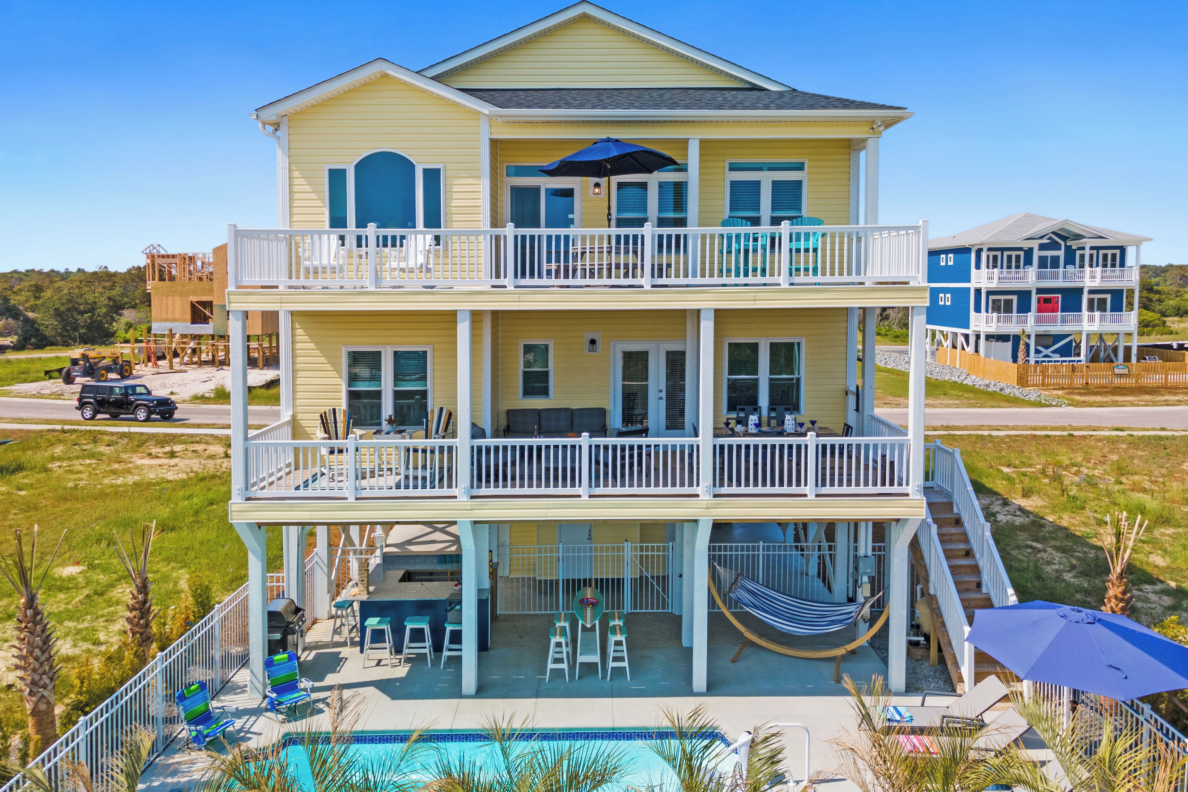 "High Tide" IMMACULATE! 5 Private Pool, Elevator, Easy Beach Access, Tiki Bar