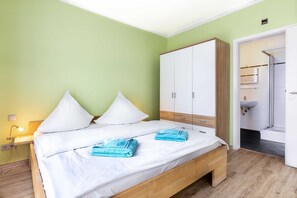 5 bedrooms, WiFi, bed sheets, wheelchair access