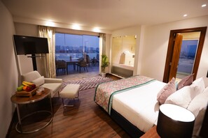 Presidential Suite | Peralatan tempat tidur premium, bar mini, peti besi dalam bilik 