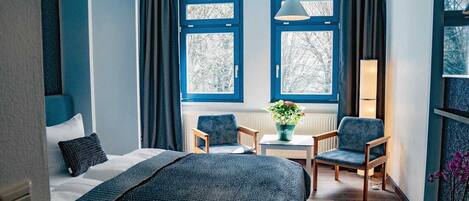 1 Schlafzimmer, Schreibtisch, Reisekinderbett, Bettwäsche