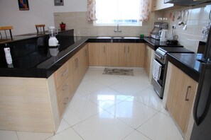 Jääkaappi, mikroaaltouuni, liesi, kahvin-/teenkeitin