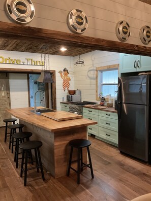 ثلاجة، ميكروويف، فرن، موقد طهي مسطح