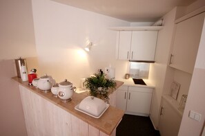 Køleskab, kaffe-/temaskine, elkedel, brødrister