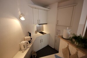 Kühlschrank, Wasserkocher mit Kaffee-/Teezubehör, Wasserkocher, Toaster